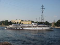 170 Kreuzfahrtschiff auf Newa.JPG